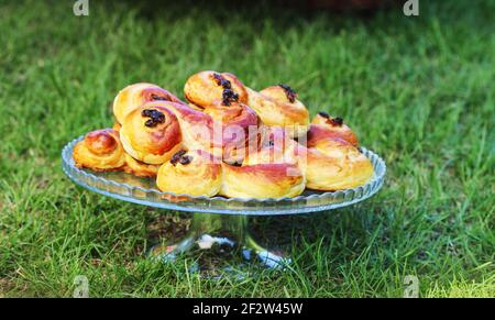 Panini tradizionali svedesi. Un panino di zafferano, in lussebulle svedese o lussekatt, il lussekatt norvegese è un ricco panino dolce lievitato che è aromatizzato Foto Stock