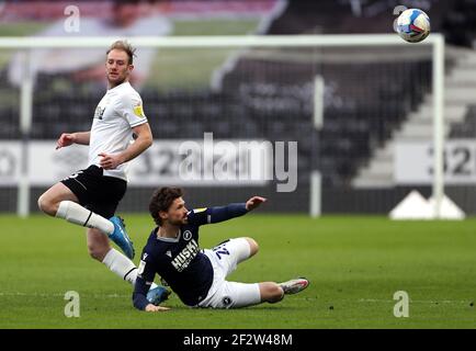 Matt Clarke della contea di Derby (a sinistra) e George Evans della Millwall si battono per la palla durante la partita del campionato Sky Bet al Pride Park, Derby. Foto Stock