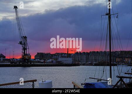 SAINT MALO, FRANCIA -2 GEN 2021- cielo colorato tramonto sulle barche in inverno a Saint Malo, Bretagna, Francia. Foto Stock