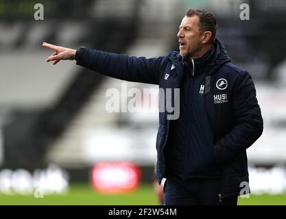 Gary Rowett, manager di Millwall, si attiva in touchline durante la partita del campionato Sky Bet al Pride Park di Derby. Foto Stock