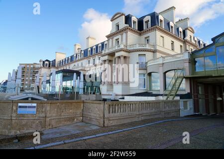 SAINT MALO, FRANCIA -1 GEN 2021- Vista del Grand Hotel des Thermes Marins, un hotel e centro termale di riferimento sulla spiaggia di Sillon a Saint Malo, Bretagna, Fran Foto Stock