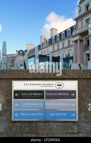 SAINT MALO, FRANCIA -1 GEN 2021- Vista del Grand Hotel des Thermes Marins, un hotel e centro termale di riferimento sulla spiaggia di Sillon a Saint Malo, Bretagna, Fran Foto Stock