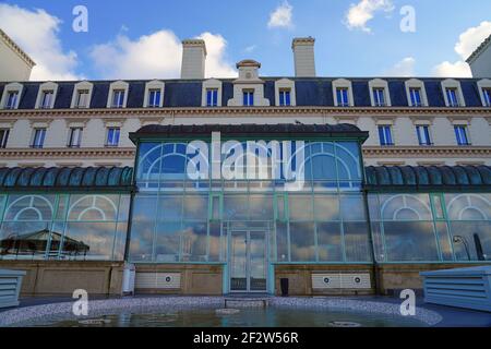 SAINT MALO, FRANCIA -1 GEN 2021- Vista del Grand Hotel des Thermes Marins, un hotel e centro termale di riferimento sulla spiaggia di Sillon a Saint Malo, Bretagna, Fran Foto Stock