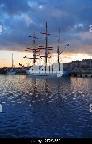 SAINT MALO, FRANCIA -1 GEN 2021- cielo colorato tramonto sulle barche in inverno a Saint Malo, Bretagna, Francia. Foto Stock