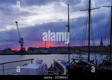 SAINT MALO, FRANCIA -2 GEN 2021- cielo colorato tramonto sulle barche in inverno a Saint Malo, Bretagna, Francia. Foto Stock