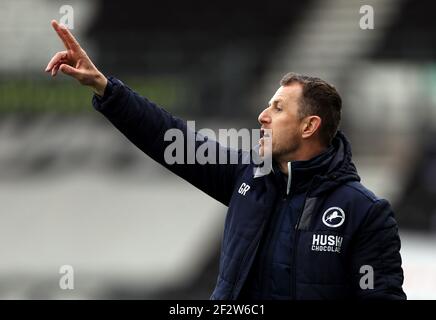 Gary Rowett, manager di Millwall, si attiva in touchline durante la partita del campionato Sky Bet al Pride Park di Derby. Foto Stock