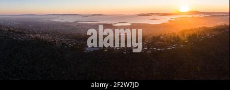 L'ultima luce del giorno illumina la Baia di San Francisco e le sue città e colline circostanti. Quest'area è delimitata da spazi aperti nella East Bay. Foto Stock