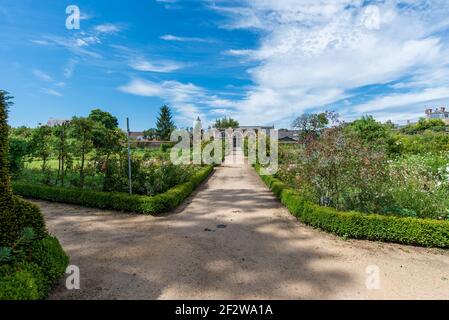 Parte dei giardini formali di Chateau le Lude in La valle della Loira Foto Stock