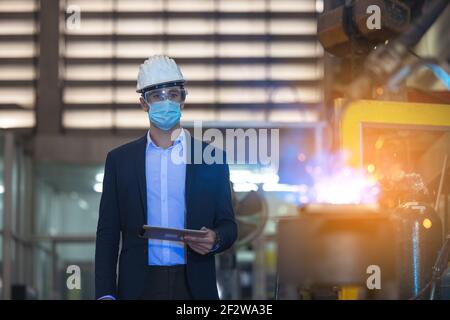 Robot di controllo e controllo di automazione macchina per bracci in fabbrica industriale intelligente su software di sistema di monitoraggio in tempo reale. Robotica di saldatura a Foto Stock