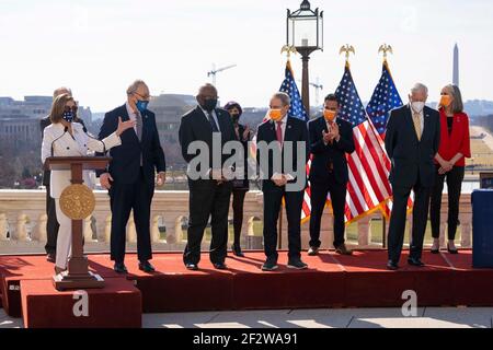 Nancy Pelosi, presidente della Camera Rep. Degli Stati Uniti, a sinistra, parla durante una cerimonia di firma per la H.R. 1319, l'American Rescue Plan Act, durante un evento su Capitol Hill 10 marzo 2021 a Washington, D.C. il disegno di legge fornisce 1.9 trilioni di dollari in assistenza COVID-19 a cittadini, imprese e stati. Foto Stock