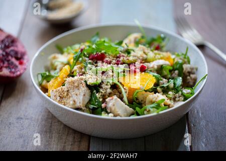 Insalata con grano saraceno, arancia e semi di melograno, pollo e allumi Foto Stock