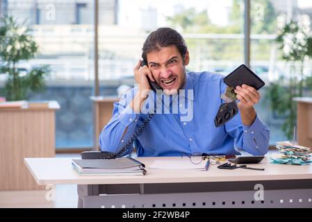 Giovane bookkeeper nel concetto di pianificazione del bilancio Foto Stock