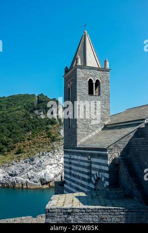 La Chiesa di San Pietro situata su una roccia sul mare a Portovenere, Parco Nazionale delle cinque Terre in Italia Foto Stock