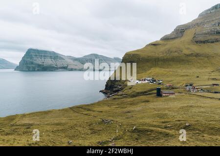 Villaggio di Mikladalur situato sull isola di Kalsoy, Isole Faerøer, Danimarca Foto Stock