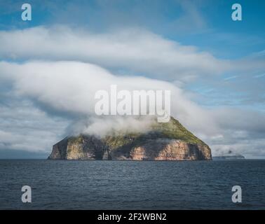 Pittoresche scogliere verdi sull'isola di Litla Dimun e sull'oceano atlantico nelle isole Faroe. Foto Stock