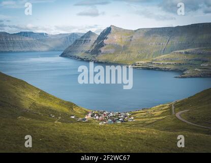 Viste spettacolari dei fiordi panoramici sulle Isole Faroe vicino al villaggio Funningur con le montagne durante una soleggiata giornata di primavera. Foto Stock