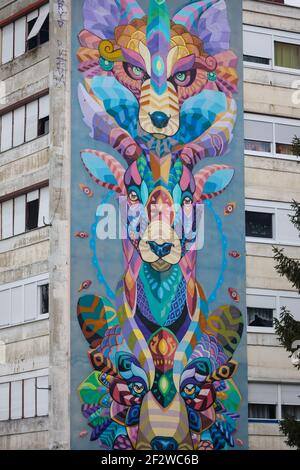 Un animale murale chiamato Totem, in un edificio residenziale progettato da Farid Rueda dal Messico come parte del ReThinkSisak Street Art Festival. Foto Stock