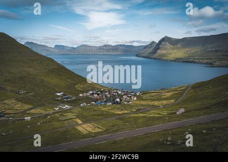 Viste spettacolari dei fiordi panoramici sulle Isole Faroe vicino al villaggio Funningur con le montagne durante una soleggiata giornata di primavera. Foto Stock