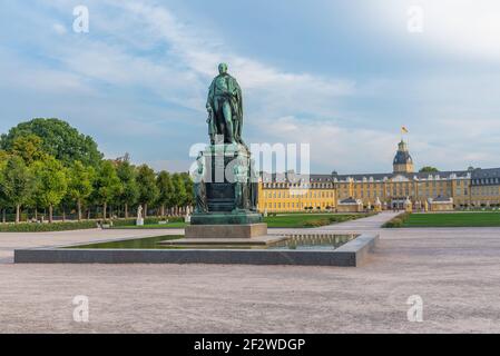 Palazzo Karlsruhe e monumento di Karl Friedrich in Germania Foto Stock