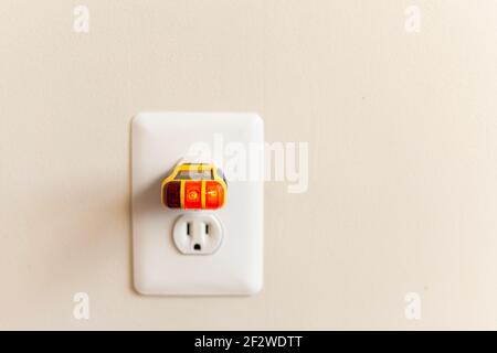 Il tester per prese elettriche, noto anche come tester per spine, è un piccolo dispositivo utilizzato per confermare il cablaggio e la corrente elettrica corretti in una spina. Due gialli Foto Stock