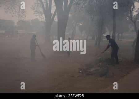 Dhaka, Bangladesh. 13 Marzo 2021. Foglie secche sono in fase di combustione per liberare il parco al Suhrawardi Uddan come Amar Ekushey Fiera del libro 2021 sta per iniziare in pochi giorni.This anno la fiera del libro sta iniziando in ritardo a causa del nuovo coronavirus.Burning di foglie porta a inquinamento atmosferico, problemi di salute e rischi di incendio. Credit: Md. Rakibul Hasan/ZUMA Wire/Alamy Live News Foto Stock