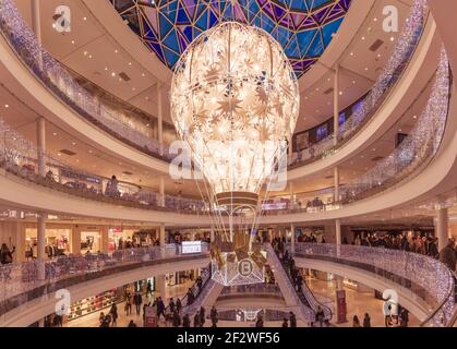 Galeries Lafayette, un'esclusiva catena di grandi magazzini francesi. Il suo negozio principale su Boulevard Haussmann è il più famoso multistore in Francia. Foto Stock