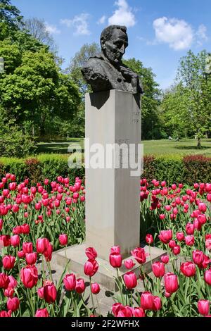 Monumento di Adam Sapieha, un cardinale polacco della Chiesa cattolica romana in un parco cittadino a Cracovia, Polonia. Foto Stock