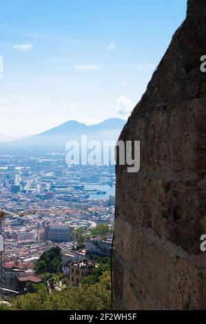 Vista su Napoli con il Vesuvio sullo sfondo. `s una bella giornata estiva con poche nuvole Foto Stock