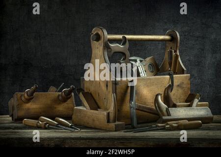 Still life - Old Wooden Tool Box Full of Tools - piano, scalpello, sgorbia, martello Foto Stock