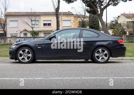 SABADELL, SPAGNA-12 MARZO 2021: 2006 BMW 320i Coupe (E92), vista laterale Foto Stock