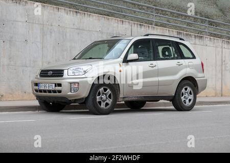 SABADELL, SPAGNA-12 MARZO 2021: Toyota RAV4, seconda generazione (XA20). Anni modello 2001–2005 Foto Stock