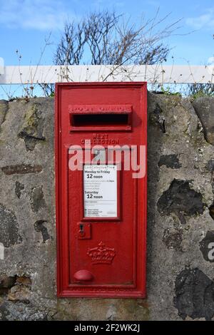 Casella postale Red Royal Mail su muro di pietra Foto Stock