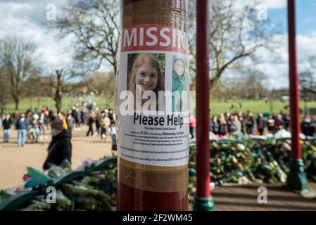 Londra, Regno Unito. 13 marzo 2021. Un poster mancante per Sarah Everard al banco da banda Clapham Common. Wayne Couzens, 48 anni, un ufficiale di polizia incontrato, è stato accusato del suo rapimento e assassinio dopo che ha camminato a casa vicino a Clapham Common nel sud di Londra. Il corpo di 33 anni è stato trovato nel bosco del Kent più di una settimana dopo l'ultima avvistata il 3 marzo. Credit: Stephen Chung / Alamy Live News Foto Stock