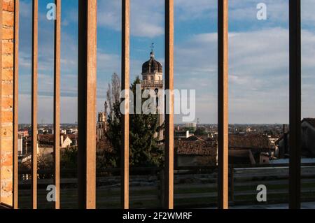 Vista attraverso una recinzione metallica su una chiesa. Ci siamo incontrati a Conegliano in una suggestiva serata estiva Foto Stock