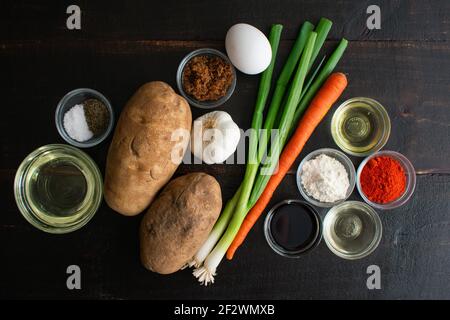 Ajeon (Pancakes di patate coreane) ingredienti: Verdure crude e condimenti utilizzati per preparare gustosi frittelle di patate coreane Foto Stock