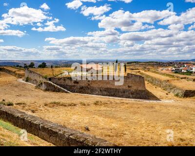 Almeida, Guarda, Portogallo; 2020 agosto: Frammento delle mura medievali fortificate della storica città di confine di Almeida. Foto Stock