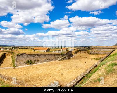 Almeida, Guarda, Portogallo; 2020 agosto: Frammento delle mura medievali fortificate della storica città di confine di Almeida. Foto Stock