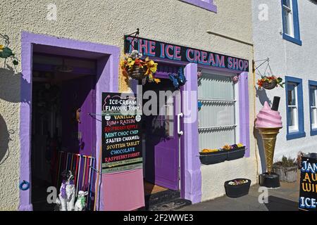 Esterno del gelateria a Pittenweem, East Neuk di Fife, Scozia, in una giornata soleggiata con facciata e ingresso colorati Foto Stock