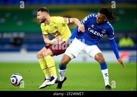 Erik Pieters di Burnley (a sinistra) e Alex Iwobi di Everton combattono per la palla durante la partita della Premier League al Goodison Park di Liverpool. Data immagine: Sabato 13 marzo 2021. Foto Stock