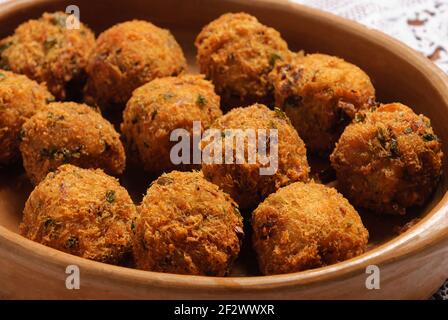 Gnocchi di merluzzo serviti in una ciotola di argilla. Cucina tradizionale brasiliana. Foto Stock