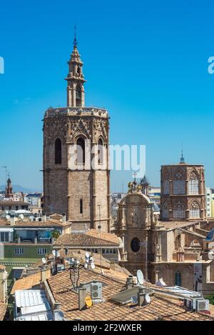 El Miguelete, il famoso campanile della cattedrale di Valencia, visto da un punto di vista elevato Foto Stock