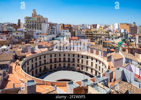 Vista aerea di Plaza Redonda nel centro di Valencia. Il centro storico è pieno di edifici storici Foto Stock