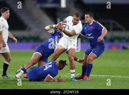 L'inglese Ollie Lawrence (centro) è affrontato da Gael Fickou e Teddy Thomas durante la partita Guinness Six Nations al Twickenham Stadium, Londra. Data immagine: Sabato 13 marzo 2021. Foto Stock