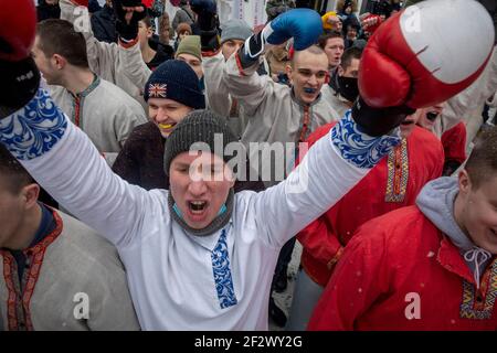 Mosca, Russia. 13 marzo 2021. Gli uomini si impegnano nella linea tradizionale per la lotta al festival Maslenitsa sul territorio del Cremlino di Izmailovo a Mosca, in Russia Foto Stock