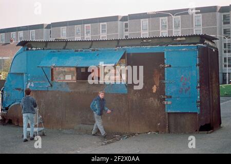 Shopping at a van, aprile 4, 1988, Shanyang Road, Ballymun, Dublino, Repubblica d'Irlanda Foto Stock