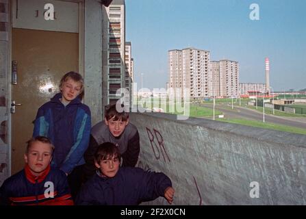 Bambini di fronte ad una porta di un appartamento in Shanyang Road, 5 aprile 1988, Ballymun, Dublino, Repubblica d'Irlanda Foto Stock