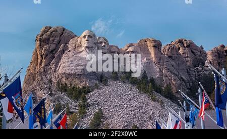 Presidenti sculture e bandiere di stato al Mount Rushmore National Memorial, South Dakota, USA Foto Stock