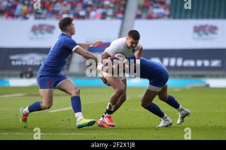 Tom Curry (centro) in Inghilterra è affrontato da Matthieu Jalibert (a sinistra) e Gael Fickou in Francia durante la partita Guinness Six Nations al Twickenham Stadium di Londra. Data immagine: Sabato 13 marzo 2021. Foto Stock