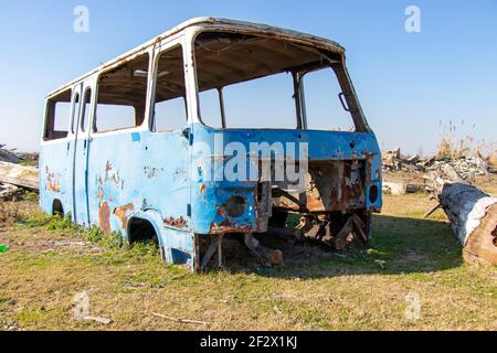 Abbandonato vecchio autobus. Vecchio furgone blu arrugginito. Prodotto in URSS. Foto Stock