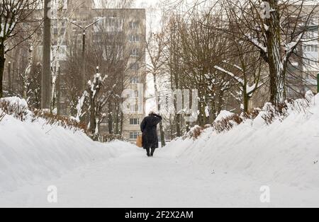 Lutsk, Ucraina - Febbraio 12,2020: Via della città dopo la bizzard. Quantità record di neve. Persone in strada dopo la tempesta di neve. Non pulito, scivoloso Foto Stock